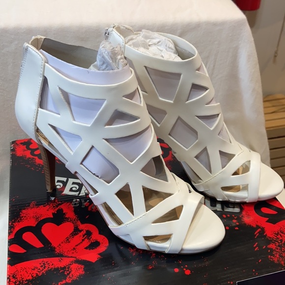 FERGALICIOUS white strappy heels Size 8.5 NEW - Picture 2 of 5